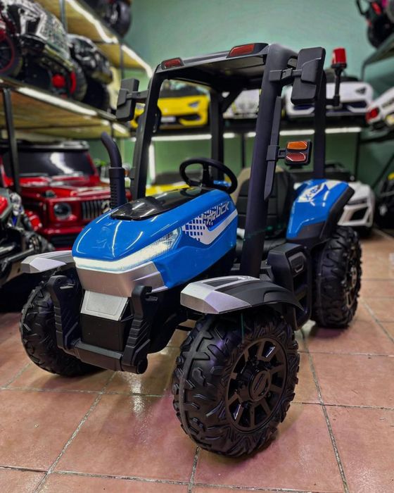 Синий трактор с крышой