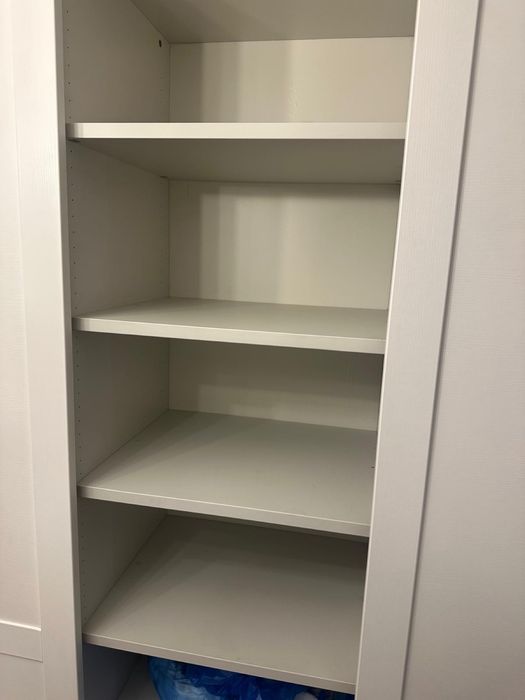 Dressing din lemn alb cu trei compartimente.