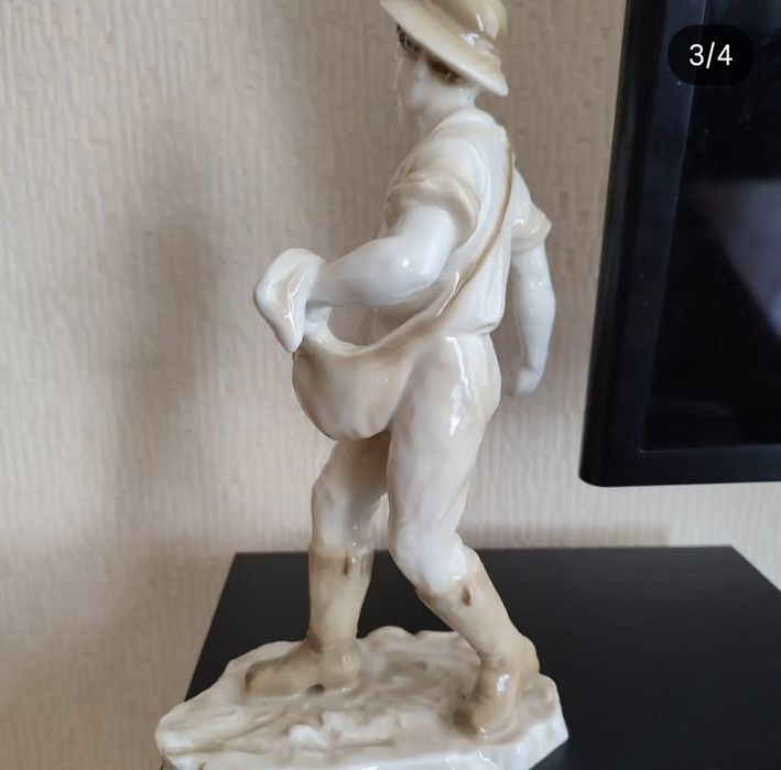 Фарфоровая статуэтка.