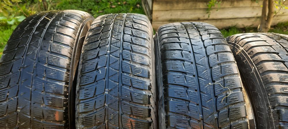 Vând cauciucuri Falken 225/65/R17 iarna