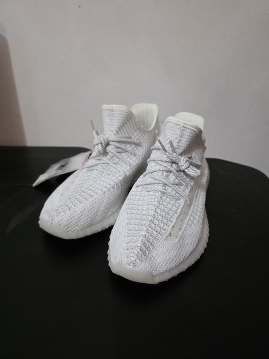 Pereche de sneakersi yezzy 350