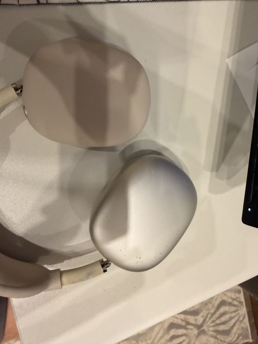 airpods max silver cu husa beige