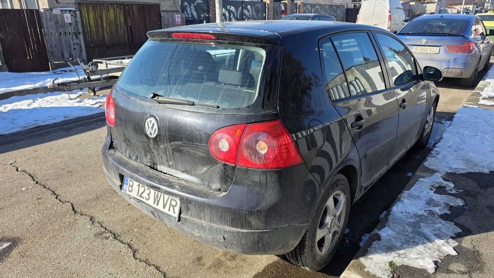 Volkswagen Golf V 1.6i 105 cp - usor avariat lovit spate