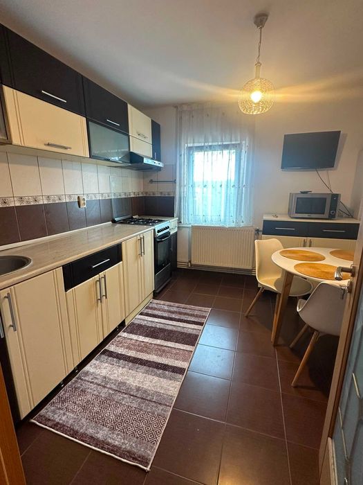 Inchiriez apartament in Brosteni