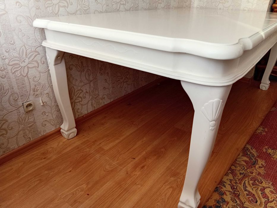 Стол в хорошем состоянии белый