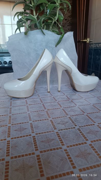 Продам белые нарядные туфли