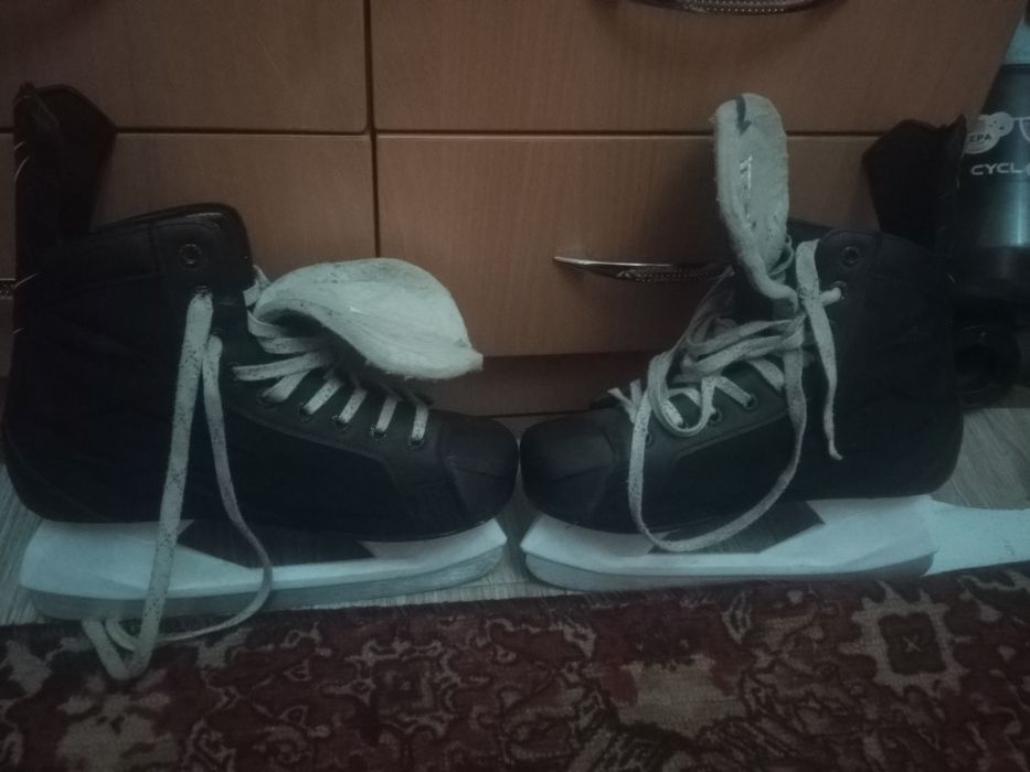 Продам хокеиные коньки