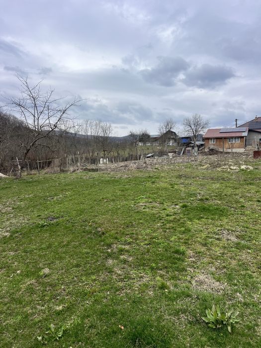 Casa cu teren de vânzare