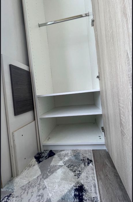 Шкаф и односпальный кровать