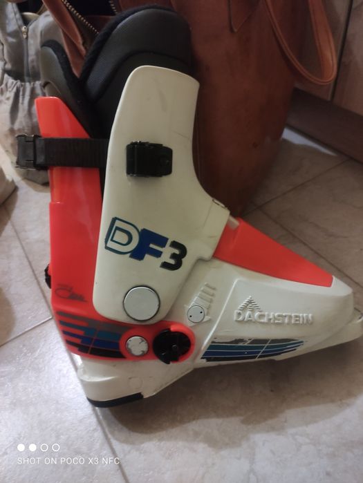 Много запазени ски обувки.