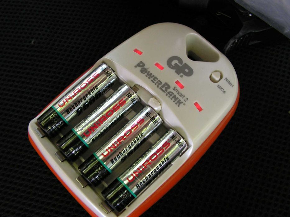 Зарядно устройство и 4 акумулаторни батерии АА  (R 6)