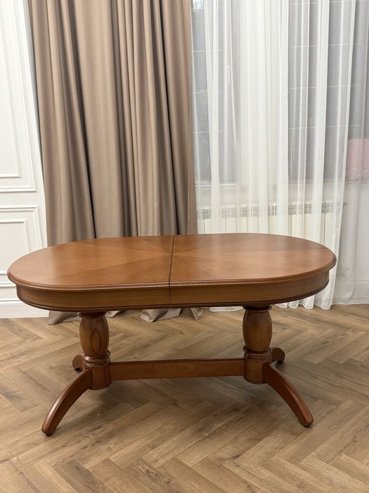 Стол и стулья в хорошем состоянии