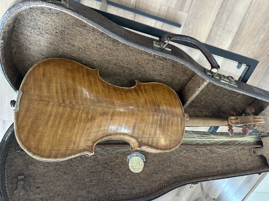 Vand vioara. Stare originala fara restaurare.