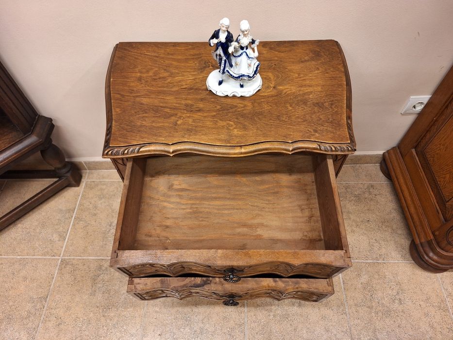 Скрин дъб с богата дърворезба