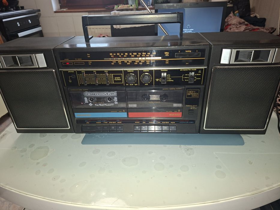 Siemens RM 880, sistem audio cu dublu deck, egalizator, radio 4 benzi ( Antena Satelor  ), boxe detașabile