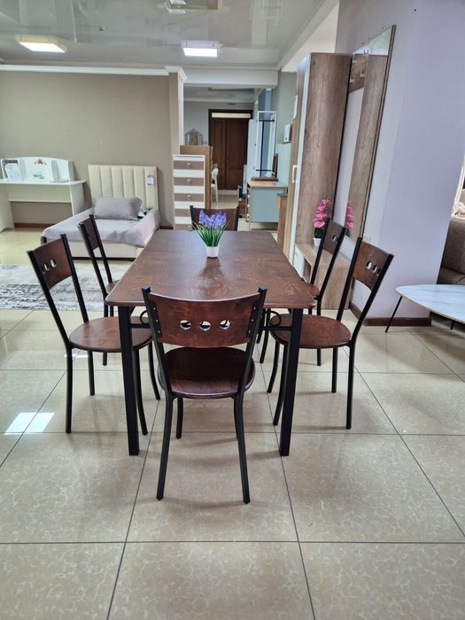 Стол стуля из дерева