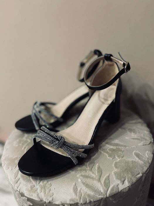 Дамски сандали на нисък ток