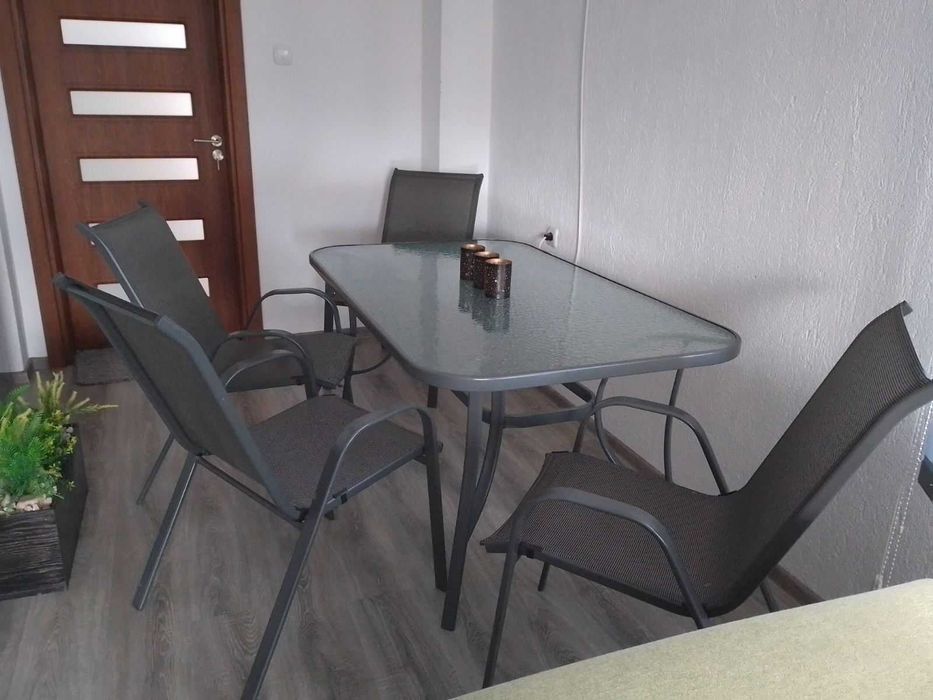 Трапезна маса със 6 стла