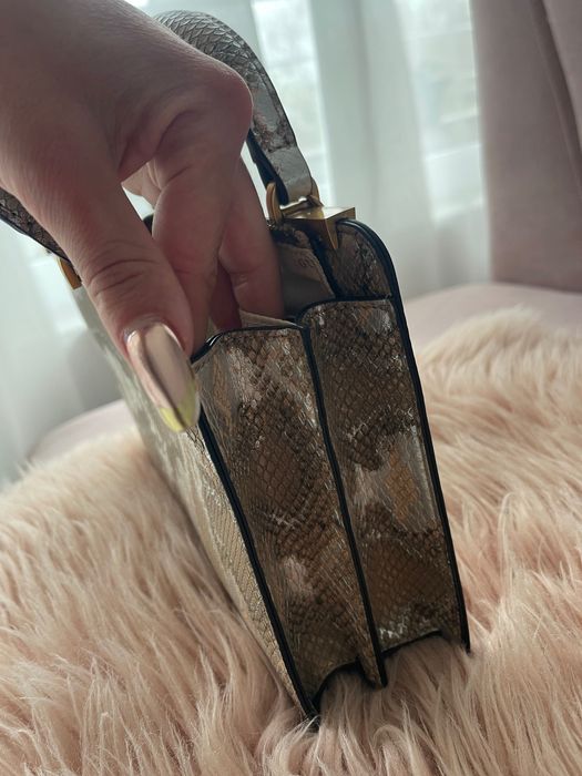 Чанта Guess страхотен принт