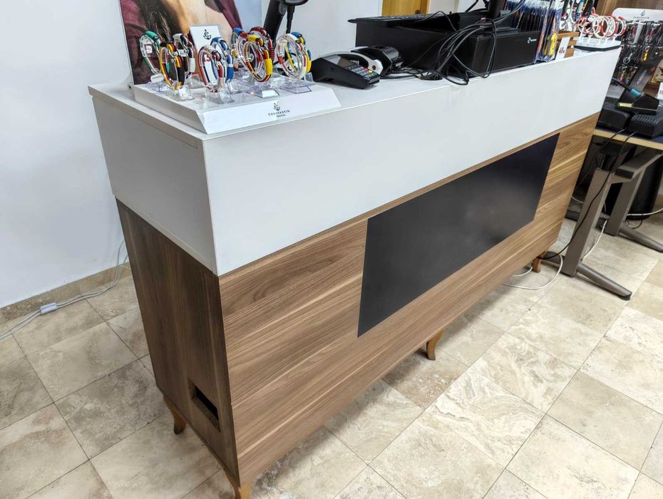Mobilier comercial / rafturi magazin / receptie – Vitrine expunere premium cu geamuri glisante si sticla securizata, sertare si usi
