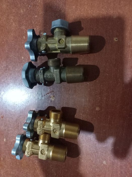 Продам    Газовую    плиту   в    сборе.