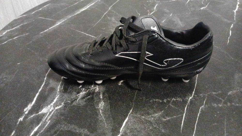 Ghete de fotbal Joma și New Balance