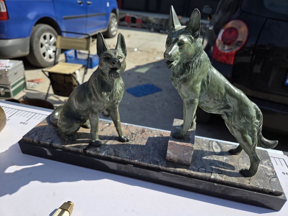 Много стара скулптура немски овчарки