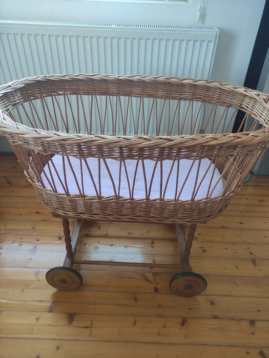 Естествен плетен бебешки кош на колелца