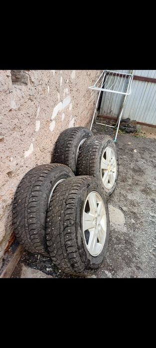 Продам шипованные шины.