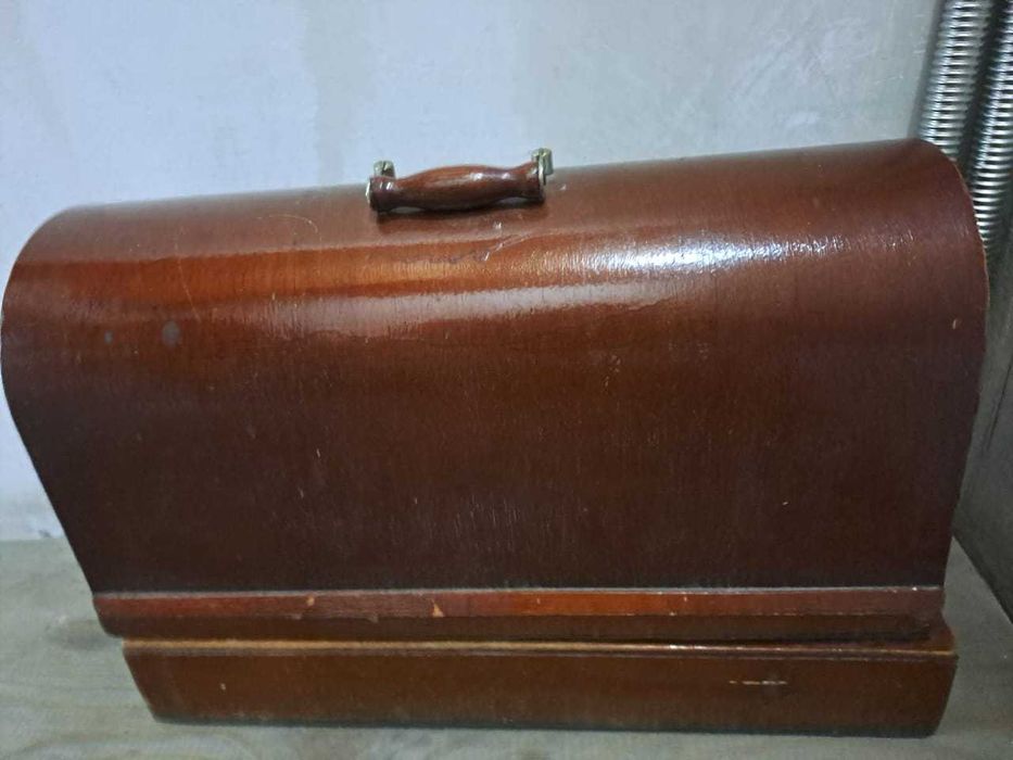 Швейная машинка в деревянном корпусе