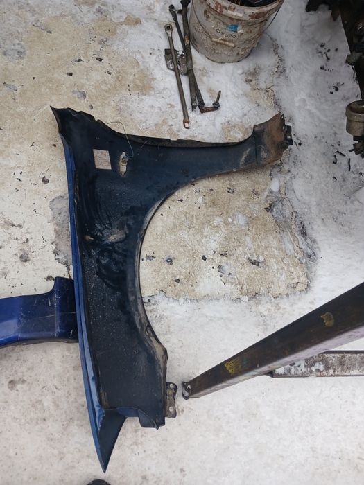 Крыло Мазда 323 седан 1996г в оригинале