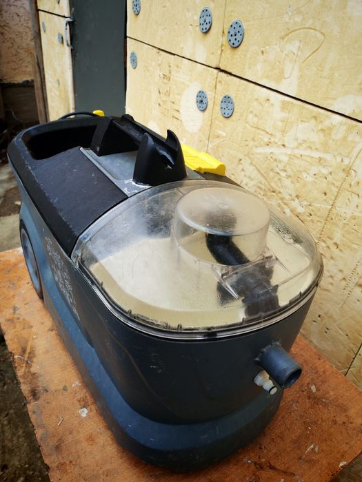 Продам моющий пылесос Karcher puzzi 10/1