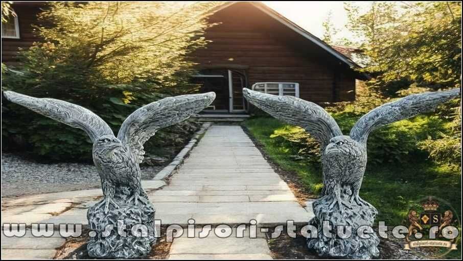 Set statuete vulturi pe stâncă, șoimi, gri patinat, model S35.