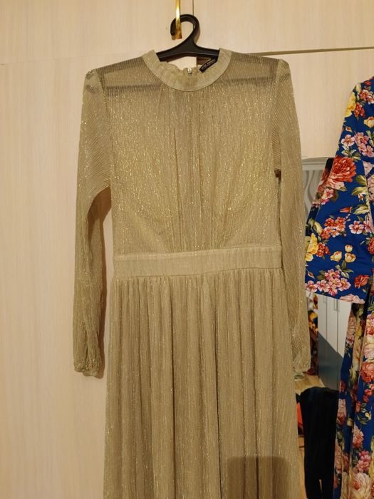 выходит каждое платье 4000тыс