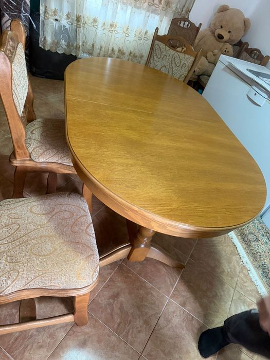 Masa extensibila cu scaune din lemn masiv