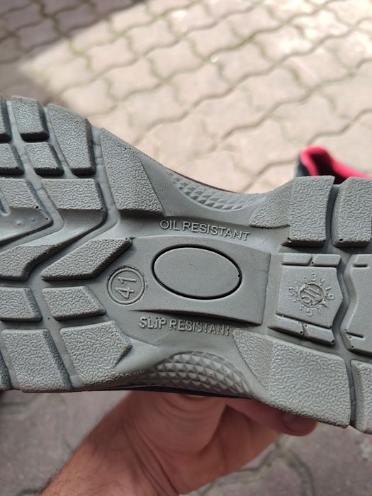 Vând bocanci noi în cutie