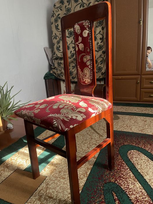 Стол со стульями