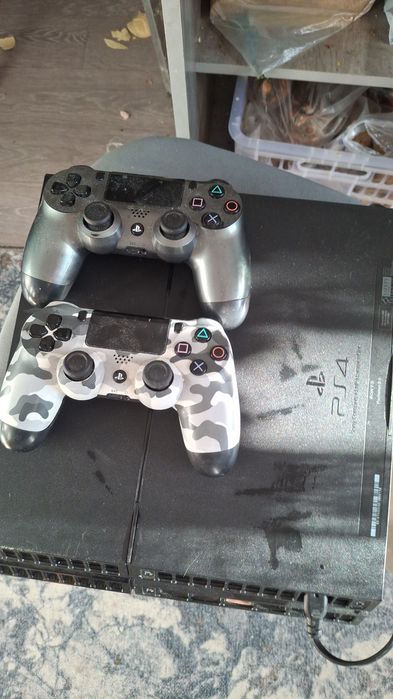 Продам Ps 4 2 джостика рабочим состояние + с играми