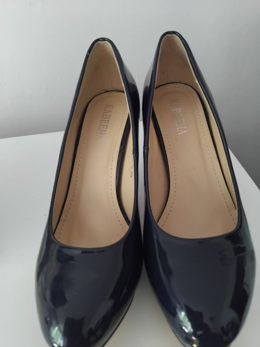 Продам женские синие туфли.