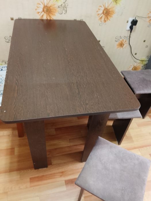 Продам кухонный стол и стулья.