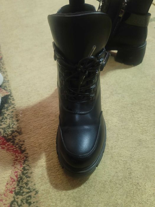 Продаются ботинки и кроссовки сникерсы.