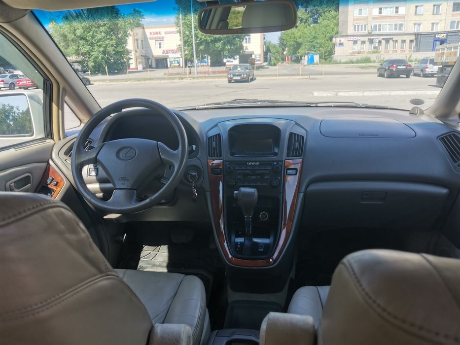 Продам машину Lexus RX300