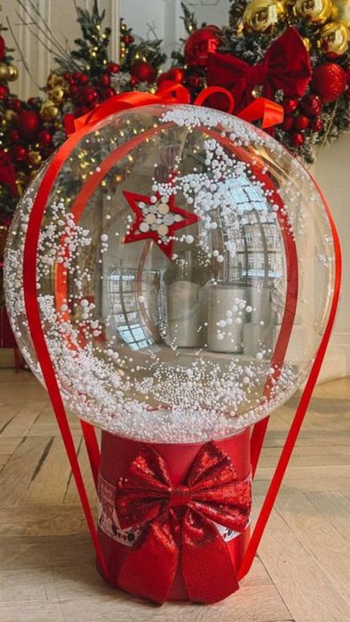 Подарок в бабл шаре на выписку