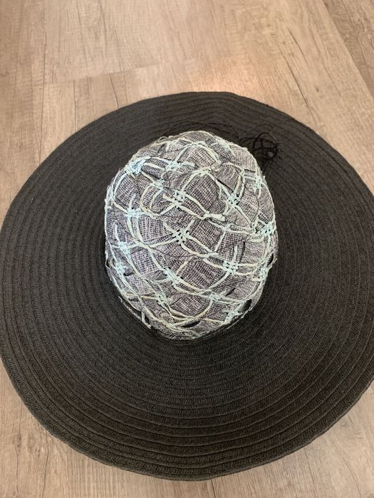 Сламена шапка с голяма периферия