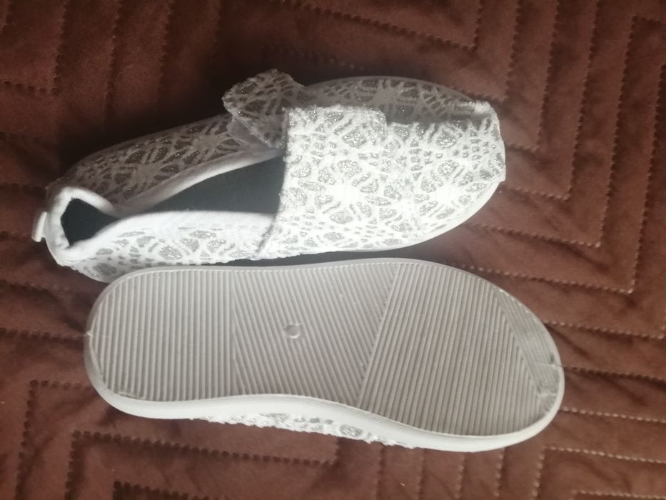 Дрехи за момиченце, роклички, ветровка, пантофки