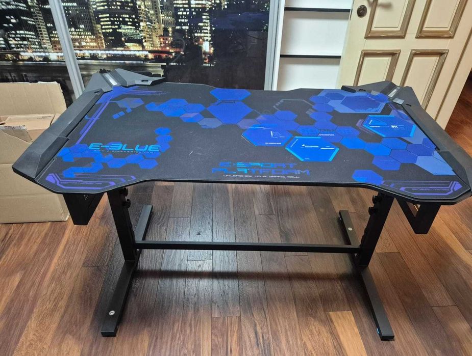 Геймърско бюро E-Blue RGB – Регулируемо 1.35м – LED
