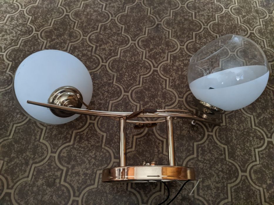 Люстра двухрожковая.