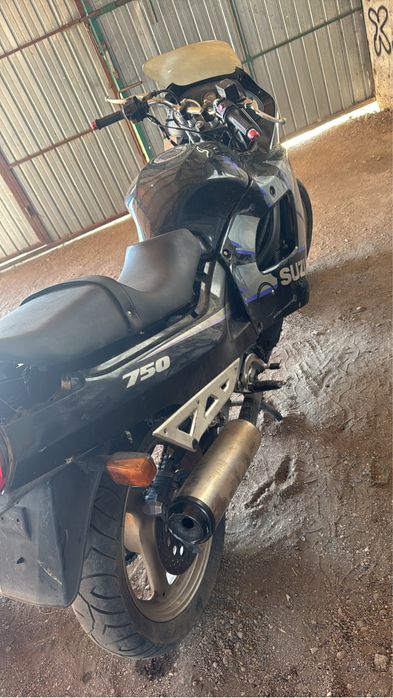 Suzuki 750 cm schimb cu telefon sau Boxa Jbl mare