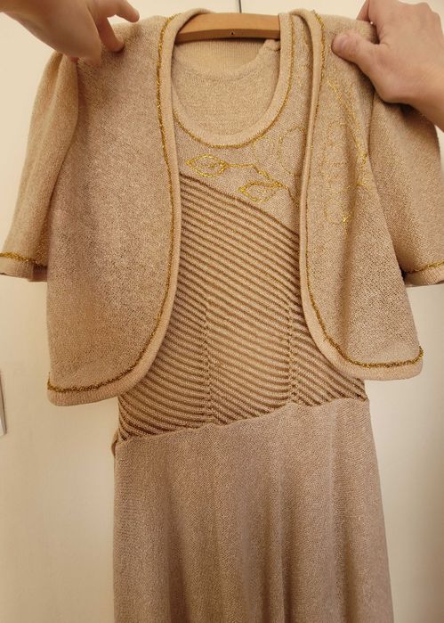 Rochie cu bolero din tricot acrilic bej cu model auriu