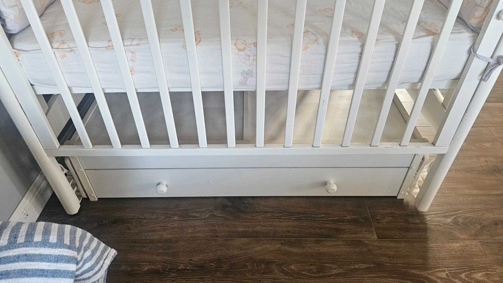 Кроватка детская с маятником